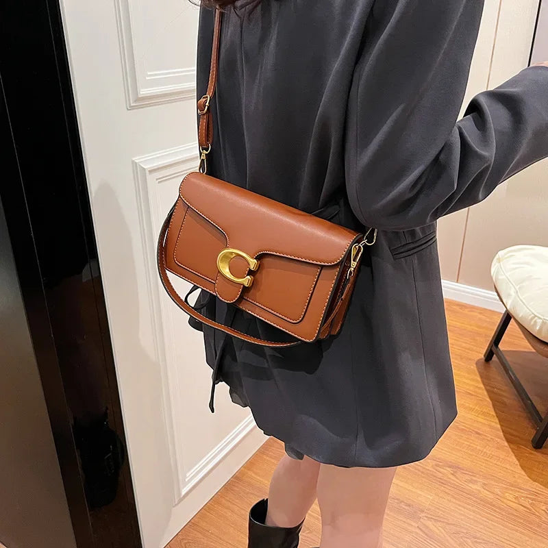 Minimalistisk Firkantet Læder Crossbody Taske med Messingspænde
