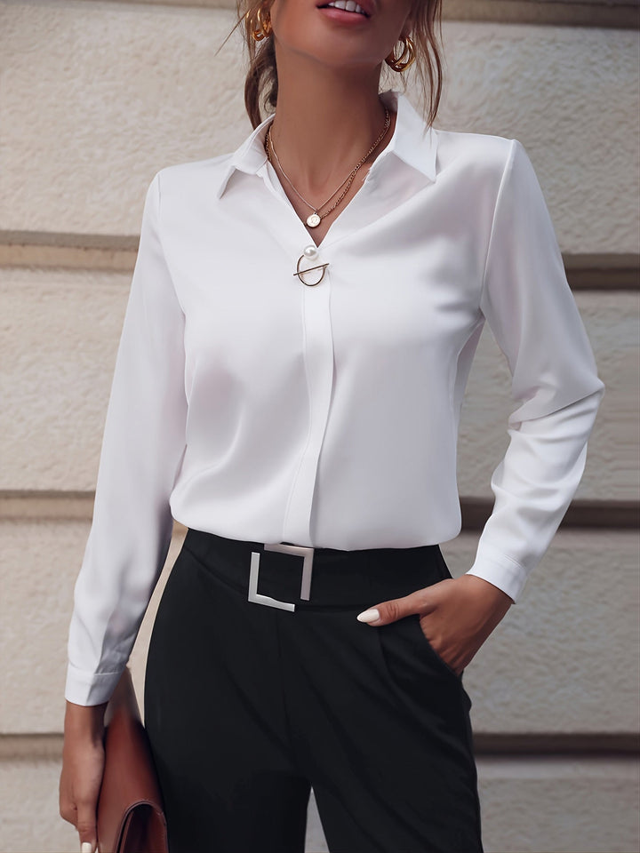 Dame Elegante Bluse med Dekorativ Lukning