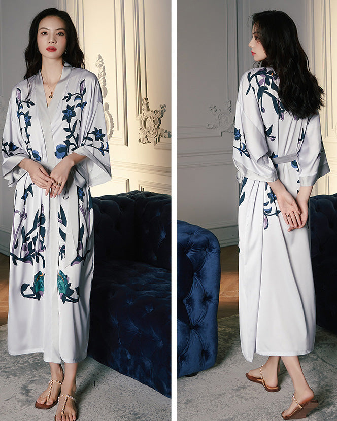 Dame Hvid Satin Kimono-Kåbe med Marineblåt Botanisk Tryk | Luksus Blomsterloungetøj