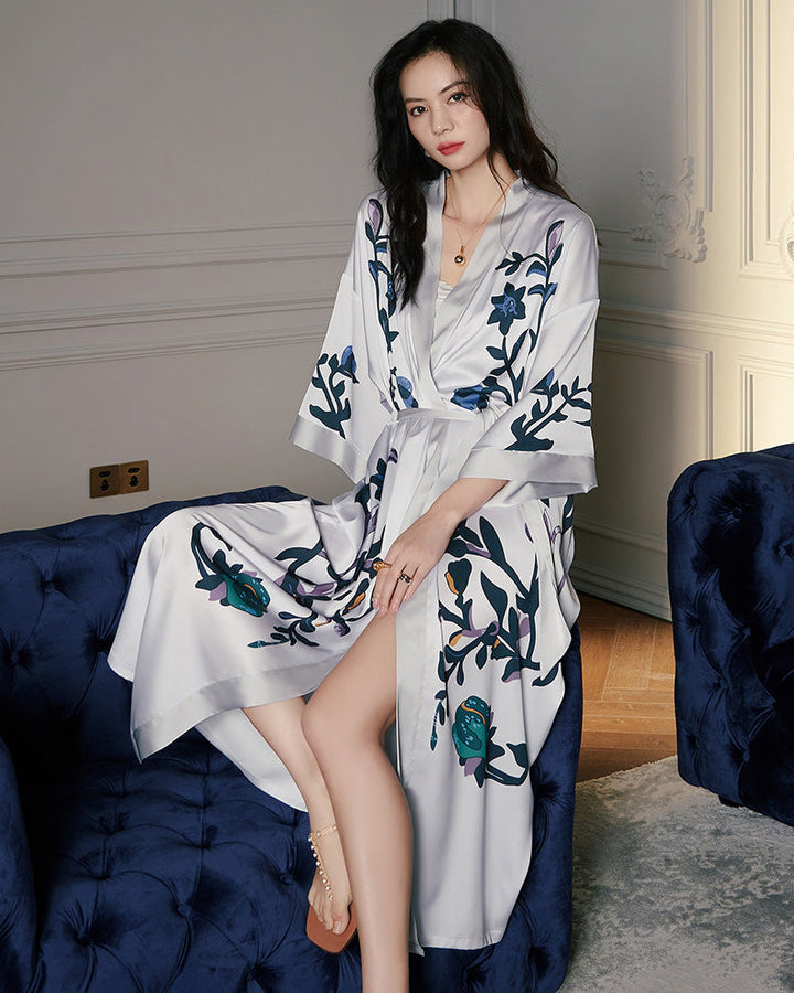 Dame Hvid Satin Kimono-Kåbe med Marineblåt Botanisk Tryk | Luksus Blomsterloungetøj